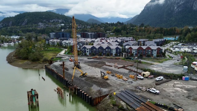 Making progress on the Foreshore wall @seaandskysquamish! 🚧 @henryfoundationdrilling is wrapping up piling work, while our crew is hard at work backfilling the wall, getting everything ready for the concrete pile cap installation. Exciting things ahead in Squamish! 🌊🔨 #ForeshoreProgress #ConstructionLife #SquamishBuilds #TeamWork”